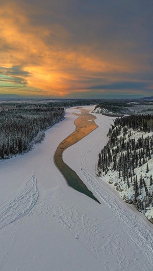 Kinetic energy prevents ice-formation on the Tanana River near Fairbanks. The same energy can be captured to provide electricity rural communities. 